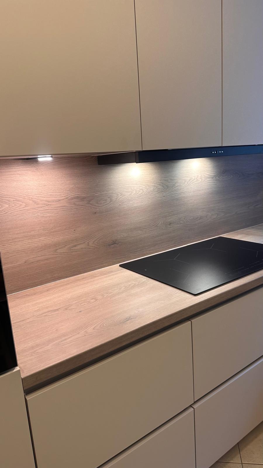 Modern montierte Einbauküche mit Induktionskochfeld und Holz-Arbeitsplatte