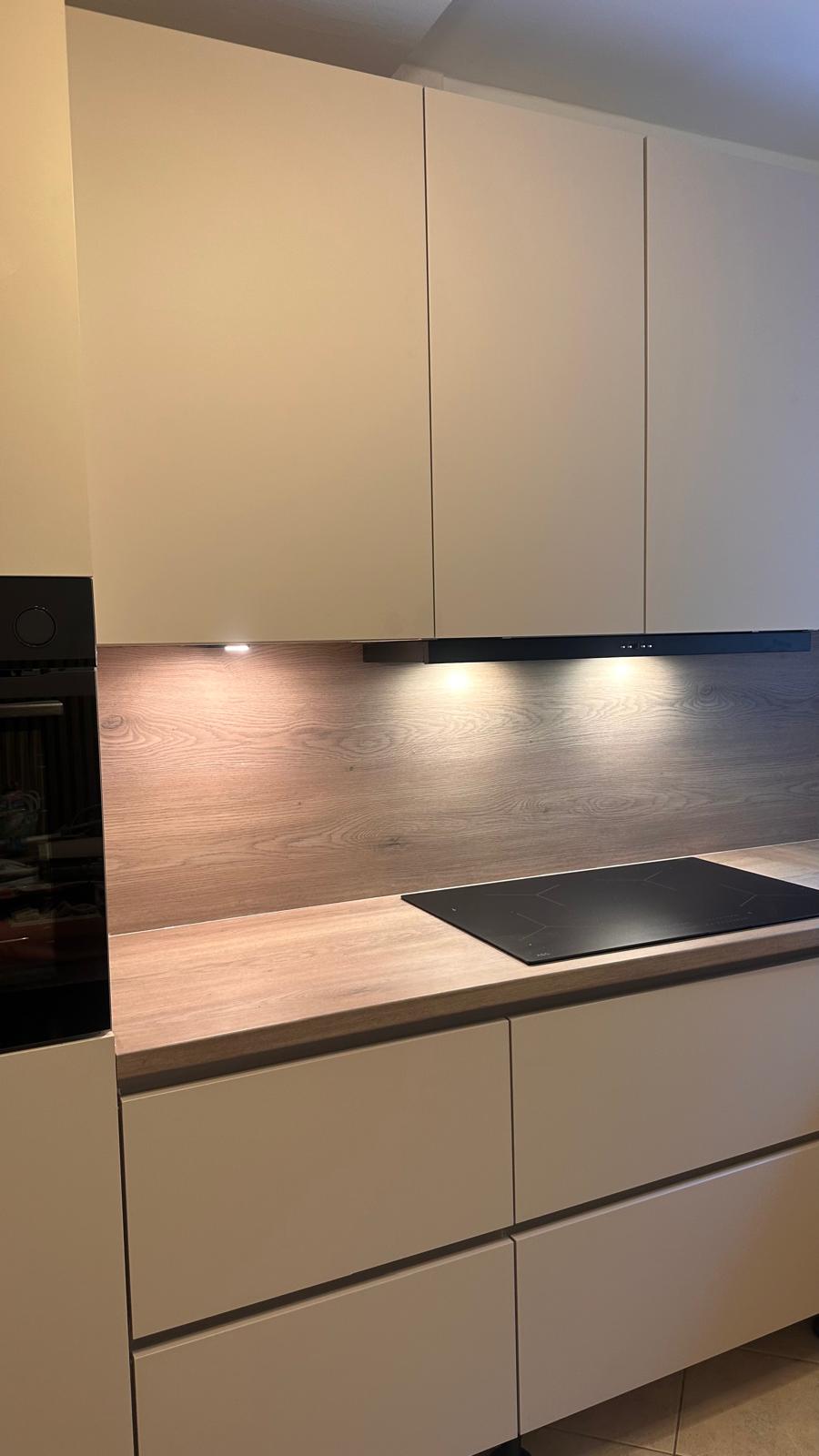 Detailaufnahme von Küchenoberschränken nach professioneller Montage