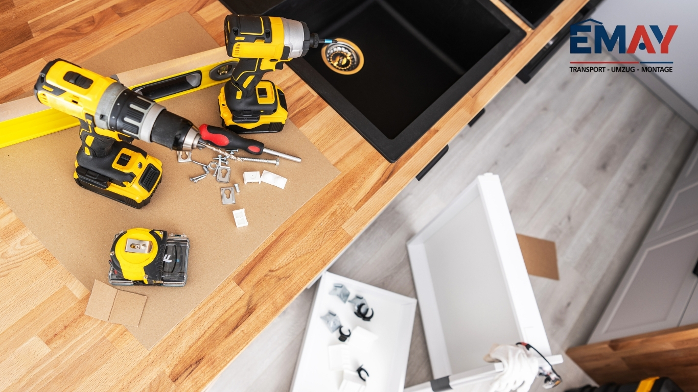 Werkzeuge für Küchenmontage auf der Arbeitsplatte neben Spüle – EMAY Handwerk
