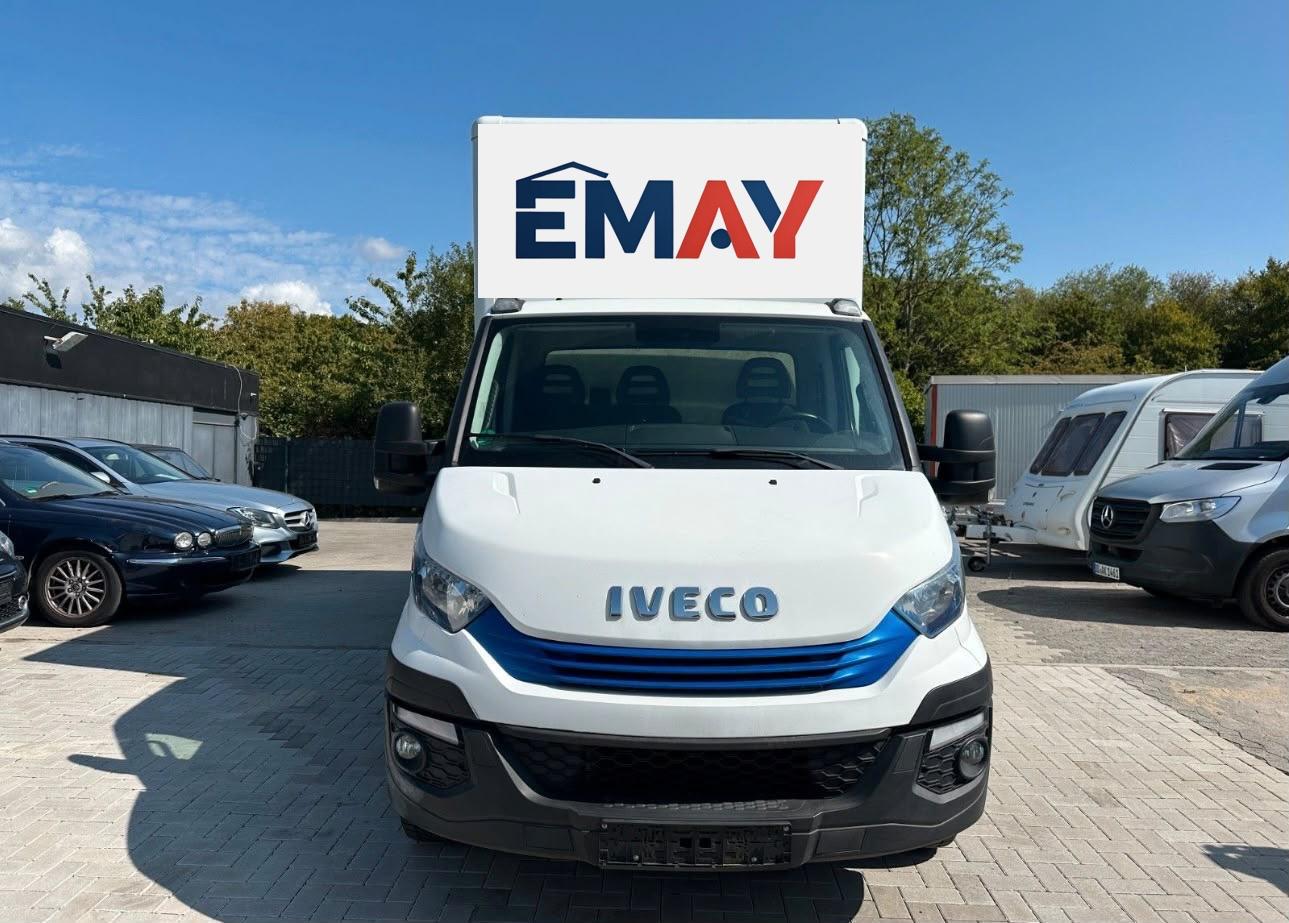 Weißer IVECO Daily Transporter von EMAY Transport mit Firmenlogo auf dem Dachspoiler